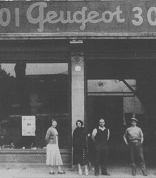 Concession Peugeot historique, façade et équipe